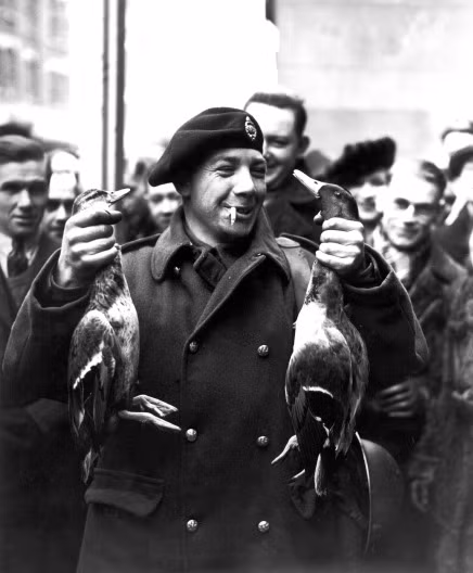 Nếu có cơ hội, những người lính này cũng sẵn sàng kiếm một ít đồ tươi để cải thiện thay vì phải ăn đồ hộp hết ngày này qua ngày khác. Nguồn ảnh: Thearchive.