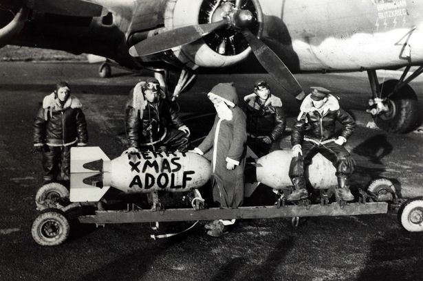 Không quân lại có cách "tặng quà" giáng sinh cho trùm phát xít Hitler một cách rất đặt biệt khi lời chúc được viết vào quả bom tạ. Tất nhiên là quả bom này sẽ được "ship" tới tay Hitler bằng cách thả từ độ cao khoảng 1.200 mét. Nguồn ảnh: Thearchive.