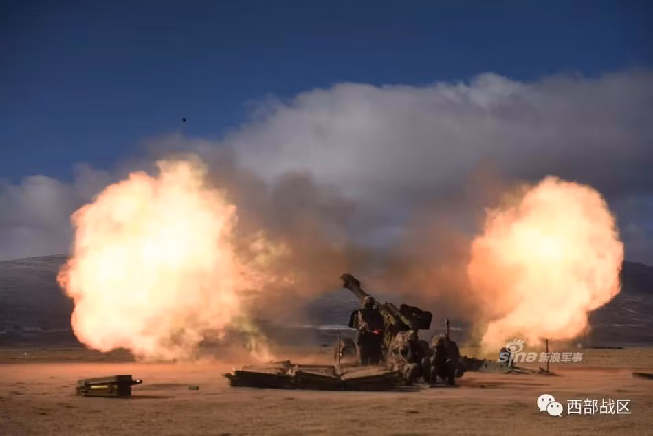 Loại pháo này cũng có khả năng phóng đầu đạn dẫn đường lade 152mm được xây dựng dựa trên công nghệ Krasnopol của Liên Xô. Loại đầu đạn này có thể bắn được ở khoảng cách tối đa 20 km. Nguồn ảnh: Sina.