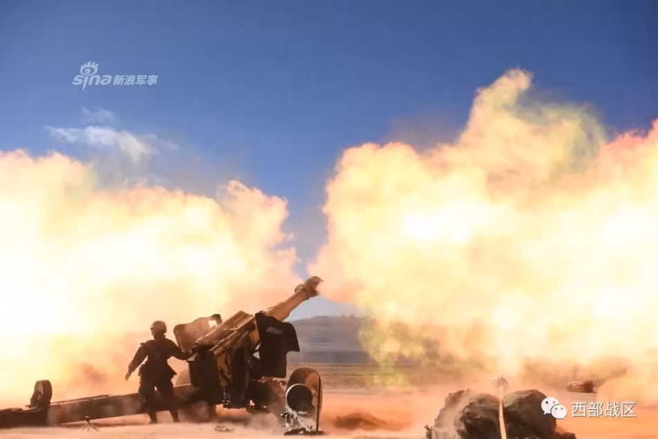 Pháo Type 66 là loại 152mm/L26 - nghĩa là chiều dài nòng pháo gấp 26 lần đường kính đầu nòng. Khẩu pháo này vừa có khả năng bắn thẳng, vừa có khả năng bắn cầu vồng và tương thích với nhiều loại đạn khác nhau. Nguồn ảnh: Sina.