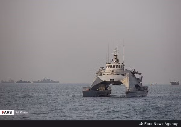 Để tiện so sánh, các tàu chiến của Hải quân Mỹ hiện tại (trừ những tàu ba thân có thiết kế giống với Shahid Mohammad Nazeri) đều có tốc độ tối đa phổ biến vào khoảng từ 30 hải lý tới 60 hải lý. Như vậy nếu tốc độ của Shahid Mohammad Nazeri là chính xác như công bố, nó có thể bỏ xa gần như mọi loại tàu chiến của Mỹ. Nguồn ảnh: Fars.