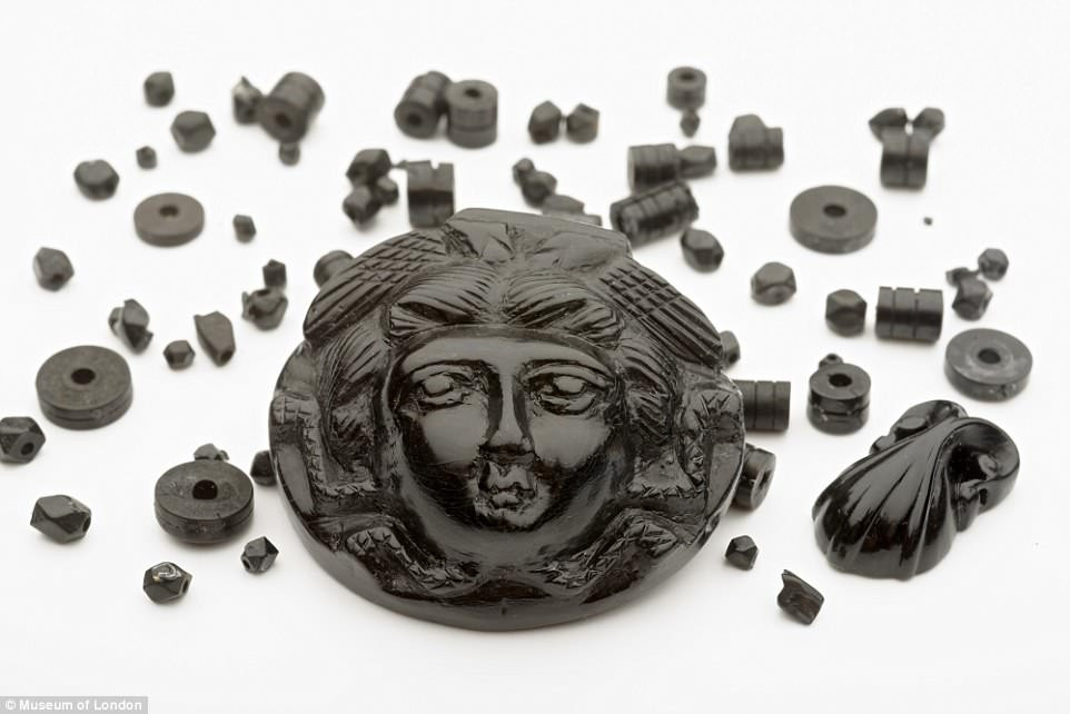 Một mặt của một sợi dây chuyền khác được tìm thấy.