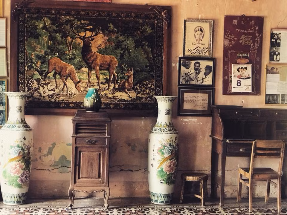 Nhà cổ Bình Thủy còn nổi tiếng trong và ngoài nước vì xuất hiện nhiều trên màn ảnh nhỏ với vai trò là bối cảnh chính của hàng chục bộ phim như: Những nẻo đường phù sa, Người đẹp Tây Đô, Nợ đời... Riêng với phim Người tình, nơi này được dùng làm bối cảnh thay thế cho ngôi nhà Huỳnh Thủy Lê nổi tiếng ở Sa Đéc.