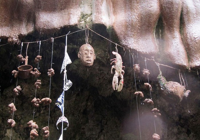 Giếng Petrifying ở Anh có khả năng hóa đá mọi vật.