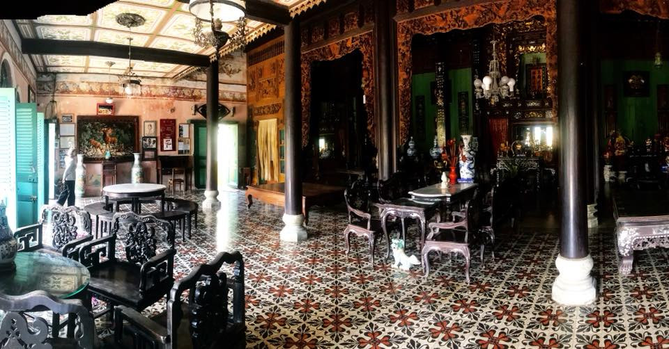 Chắc hẳn bạn sẽ khó có thể bắt gặp một ngôi nhà đặc biệt nào có kiểu kiến trúc Đông Tây “nội ứng ngoại hợp” khi bên trong nhà sử dụng lối trang trí mỹ thuật truyền thống với hoa văn phương Đông trong khi toàn bộ phần bên ngoài lại thiết kế theo một phong cách rất Tây với màu sắc sặc sỡ cùng những đường nét chạm trổ mê hoặc.