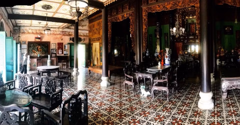 Chắc hẳn bạn sẽ khó có thể bắt gặp một ngôi nhà đặc biệt nào có kiểu kiến trúc Đông Tây “nội ứng ngoại hợp” khi bên trong nhà sử dụng lối trang trí mỹ thuật truyền thống với hoa văn phương Đông trong khi toàn bộ phần bên ngoài lại thiết kế theo một phong cách rất Tây với màu sắc sặc sỡ cùng những đường nét chạm trổ mê hoặc.