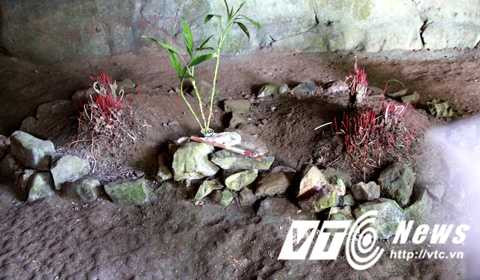 Hai ngôi mộ cổ cạnh nhau trong Động Người Xưa.