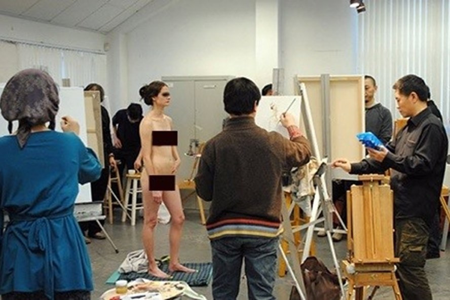 Hậu trường một buổi học vẽ mẫu nude trong trường mỹ thuật. Ảnh: Emdep.