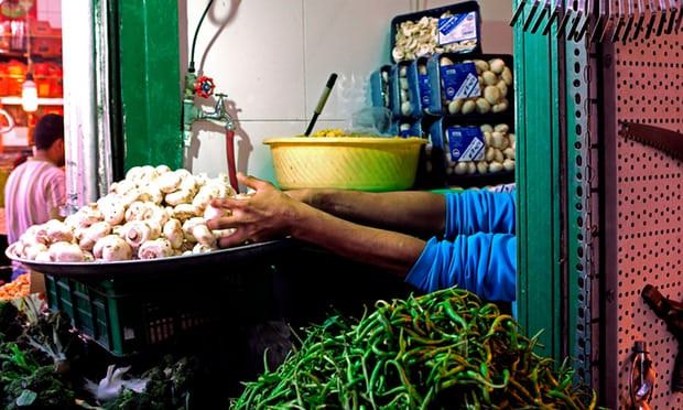 Một người bán hàng cân nấm ở Tehran, Iran.