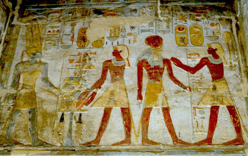 8. Amada. Đây là ngôi đền cổ nhất của Ai Cập được xây dựng bởi Pharaoh Thutmose III của triều đại thứ 18 và dành cho Amun và Re-Horakhty. Con trai và người kế nhiệm, Amenhotep II tiếp tục chương trình trang trí cho cấu trúc này.