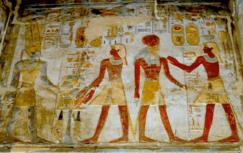 8. Amada. Đây là ngôi đền cổ nhất của Ai Cập được xây dựng bởi Pharaoh Thutmose III của triều đại thứ 18 và dành cho Amun và Re-Horakhty. Con trai và người kế nhiệm, Amenhotep II tiếp tục chương trình trang trí cho cấu trúc này.