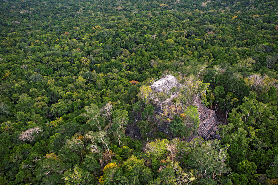 El Mirador, Guatemala: Được biết đến như là kho báu của người Maya, đây là một trong những khu di tích lớn nhất về nền văn minh Maya. Được tìm thấy trong khu rừng rậm ở Guatemala, El Mirador có những ngôi đền kim tự tháp Maya cao nhất gồm El Tiger, La Danta và Los Monos. Không chỉ thu hút một lượng lớn du khách, nơi đây còn được coi là thiên đường của các nhà sử học và khảo cổ học. Ảnh: Alargueta.