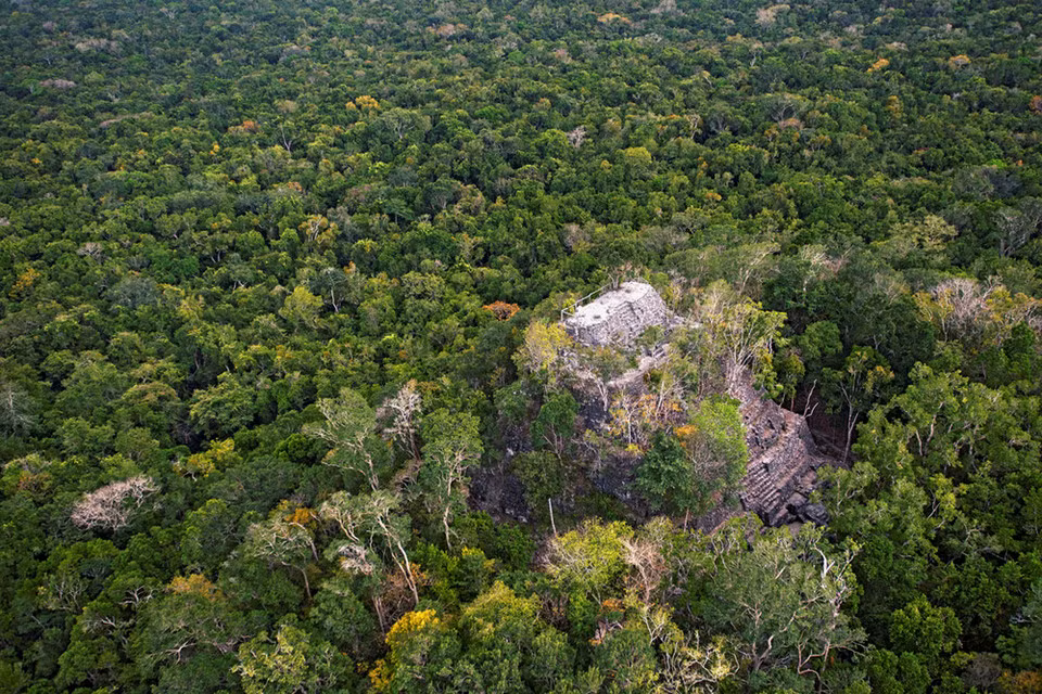 El Mirador, Guatemala: Được biết đến như là kho báu của người Maya, đây là một trong những khu di tích lớn nhất về nền văn minh Maya. Được tìm thấy trong khu rừng rậm ở Guatemala, El Mirador có những ngôi đền kim tự tháp Maya cao nhất gồm El Tiger, La Danta và Los Monos. Không chỉ thu hút một lượng lớn du khách, nơi đây còn được coi là thiên đường của các nhà sử học và khảo cổ học. Ảnh: Alargueta.