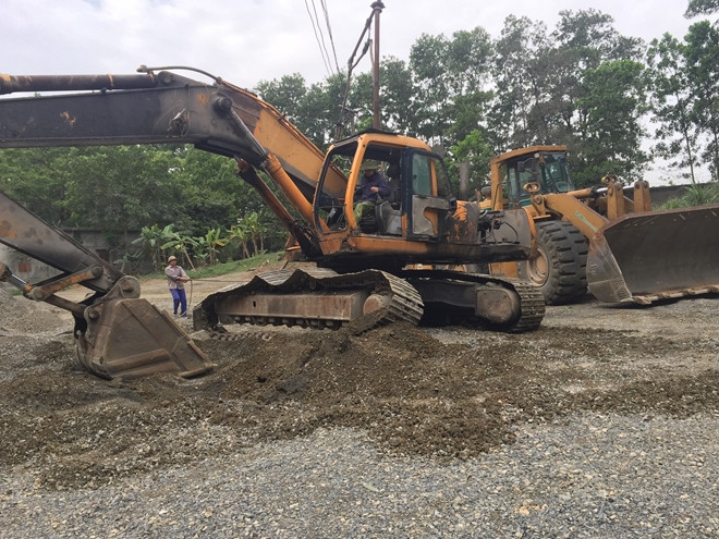 Ông Ngời đã huy động máy xúc hàng chục giờ để đào bới nhưng không thấy gì.