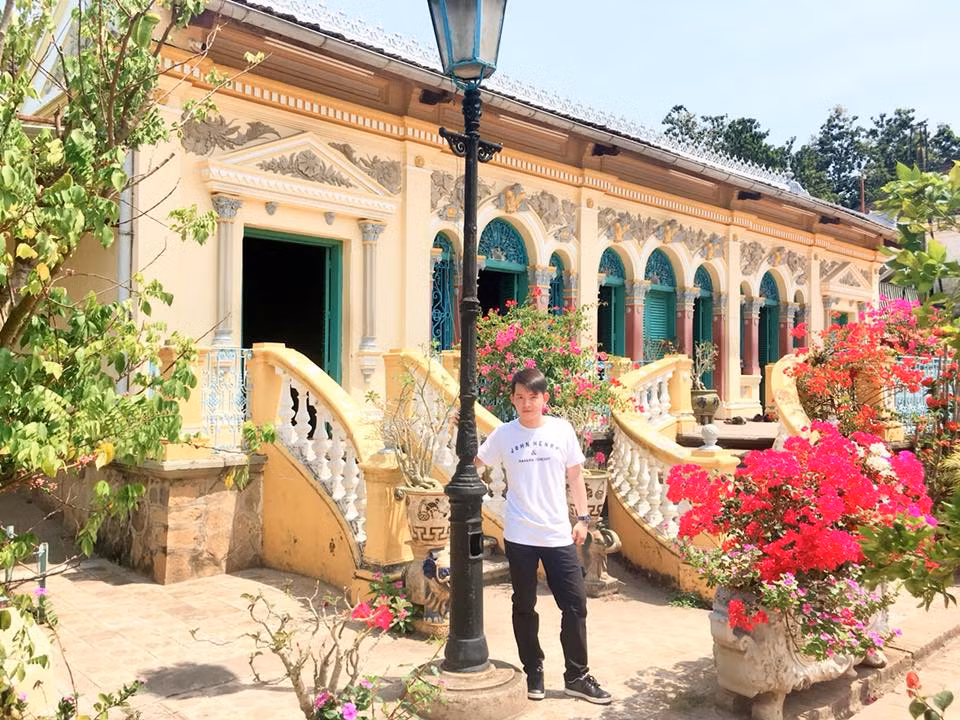 Có dịp ghé Cần Thơ, ngoài trải nghiệm chợ nổi Cái Răng, dạo bộ bến Ninh Kiều, tham quan miệt vườn... du khách không nên bỏ qua khám phá ngôi nhà cổ Bình Thủy để được ngược về quá khứ, đắm chìm trong không gian cổ kính ở miền Tây sông nước.