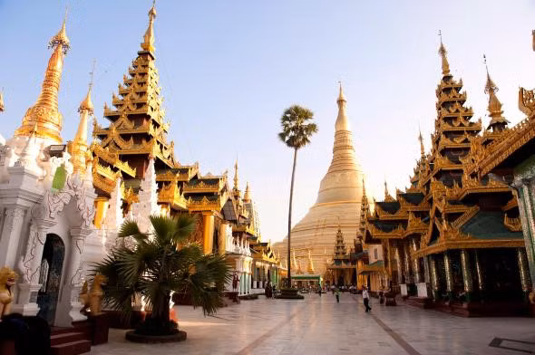 Chùa Shwedagon: Chùa Shwedagon ở Yagon lấp lánh trong nắng với lá vàng cùng hàng nghìn viên kim cương bao phủ ngôi chùa. Đây là một trong những địa điểm linh thiêng nhất của Myanmar. Tương truyền, bảo tháp khổng lồ cất giữ di tích của các chư phật. Ngôi chùa được cho là xây dựng từ thế kỷ VI đến thế kỷ X.