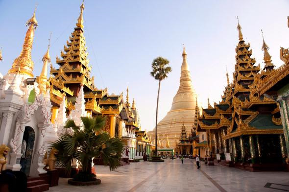 Chùa Shwedagon: Chùa Shwedagon ở Yagon lấp lánh trong nắng với lá vàng cùng hàng nghìn viên kim cương bao phủ ngôi chùa. Đây là một trong những địa điểm linh thiêng nhất của Myanmar. Tương truyền, bảo tháp khổng lồ cất giữ di tích của các chư phật. Ngôi chùa được cho là xây dựng từ thế kỷ VI đến thế kỷ X.