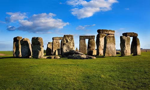 1. Stonehenge. Công trình tượng đài cự thạch thời kỳ đồ đá mới và thời kỳ đồ đồng gần Amesbury ở Anh. Công trình này bao gồm các công sự bằng đất bao quanh một vòng đá, là một trong những địa điểm tiền sử nổi tiếng thế giới. Các nhà khảo cổ cho rằng các cột đá này được dựng lên từ khoảng 2500-2000 TCN dù các vòng đất xung quanh được xây dựng sớm hơn, khoảng 3100 năm TCN. Khu vực này và khu vực xung quanh đã được UNESCO công nhận là Di sản thế giới năm 1986.