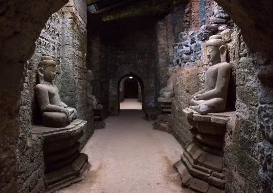 Ngôi đền Kothaung Paya: Ngôi đền Kothaung Paya nằm ở địa điểm khảo cổ Mrauk U. Ngôi đền đá khổng lồ này chứa 90.000 bước tượng và hơn một trăm bảo tháp. Nhiều lối đi bằng đá được chạm khắc tinh xảo.