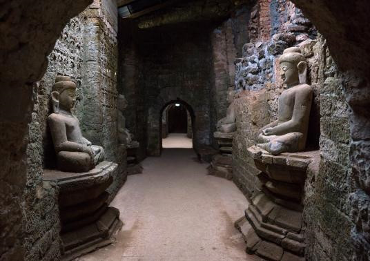 Ngôi đền Kothaung Paya: Ngôi đền Kothaung Paya nằm ở địa điểm khảo cổ Mrauk U. Ngôi đền đá khổng lồ này chứa 90.000 bước tượng và hơn một trăm bảo tháp. Nhiều lối đi bằng đá được chạm khắc tinh xảo.