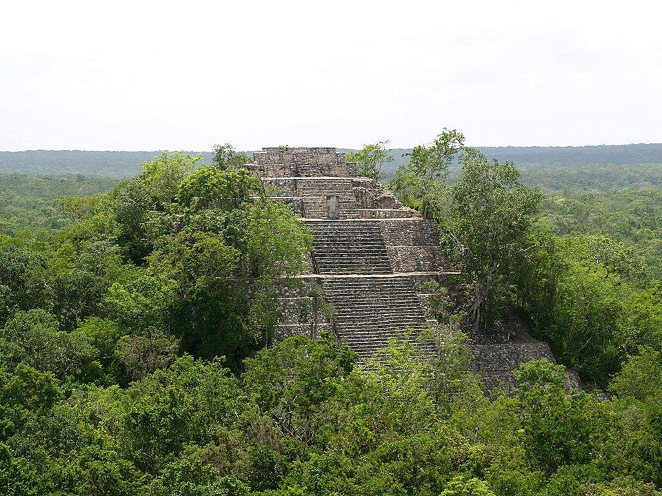 Đền thờ lớn của Calakmul, Calakmul, Mexico: Calakmul, nằm ở Mexico, là trung tâm lớn của người Maya cổ đại, được Unesco công nhận là di sản thế giới. Nơi đây có ngôi đền Grand xinh đẹp với bốn ngôi mộ ẩn giấu bên trong kim tự tháp. Người ta nói rằng khi triều đại Kaan đang cai trị Calakmul, đây là trung tâm lớn. Nhưng khi vương quốc Tikal tấn công Calakmul, và sau một trận chiến đẫm máu cùng cái chết của vị vua Jaguar Paw, Calakmul dần mất đi sức mạnh. Tuy nhiên, ngày nay, đền thờ lớn của Calakmul vẫn còn tồn tại và là minh chứng cho thời kỳ hưng thịnh và phát triển của nơi này. Ảnh: Earthnworld.