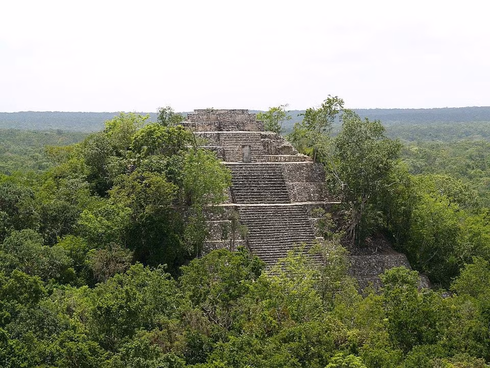 Đền thờ lớn của Calakmul, Calakmul, Mexico: Calakmul, nằm ở Mexico, là trung tâm lớn của người Maya cổ đại, được Unesco công nhận là di sản thế giới. Nơi đây có ngôi đền Grand xinh đẹp với bốn ngôi mộ ẩn giấu bên trong kim tự tháp. Người ta nói rằng khi triều đại Kaan đang cai trị Calakmul, đây là trung tâm lớn. Nhưng khi vương quốc Tikal tấn công Calakmul, và sau một trận chiến đẫm máu cùng cái chết của vị vua Jaguar Paw, Calakmul dần mất đi sức mạnh. Tuy nhiên, ngày nay, đền thờ lớn của Calakmul vẫn còn tồn tại và là minh chứng cho thời kỳ hưng thịnh và phát triển của nơi này. Ảnh: Earthnworld.