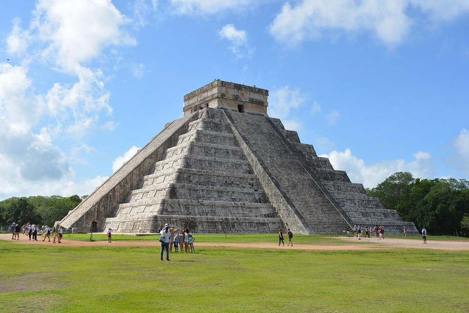 El Castillo, Chichen Itza, Mexico: El Castillo là một trong những địa điểm thu hút du khách hàng đầu ở Chichen Itza. El Castillo có nghĩa “lâu đài” trong tiếng Tây Ban Nha và là đền thờ của Kukulcan, thần Feathered Serpent, vị thần tối cao của người Maya. Ngôi đền lớn này có hình dạng như kim tự tháp bằng đá. Đây là một trong những ngôi đền cổ nhất của người Maya và được công nhận di sản thế giới. Ảnh: Earthnworld.