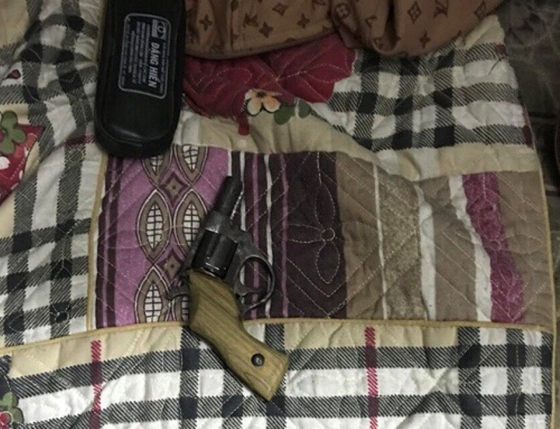 Súng tự chế Tú cất giấu bị cơ quan công an thu giữ.