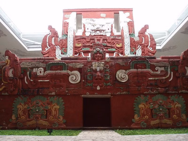 Đền Rosalila, Copan, Honduras: Đây là một trong những công trình được bảo tồn tốt nhất của người Maya, nằm ở thành phố cổ Copan, ở Honduras ngày nay. Người Maya cổ đại đã không phá bỏ Rosalila giống như đối với nhiều công trình khác. Đến nay, diện mạo của ngôi đền vẫn được giữ gìn và ngay cả màu sắc ban đầu của Rosalila cũng còn nguyên vẹn. Ảnh: Earthnworld.