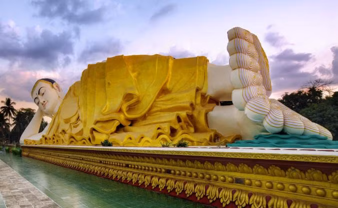 Bago: Thành phố cảng miền nam Myanmar này từng là thủ đô của vương quốc Mon cổ đại. Thành phố được biết đến với Shwethalyaung - bức tượng phật khổng lồ đang nằm, có chiều dài khoảng 60 m.