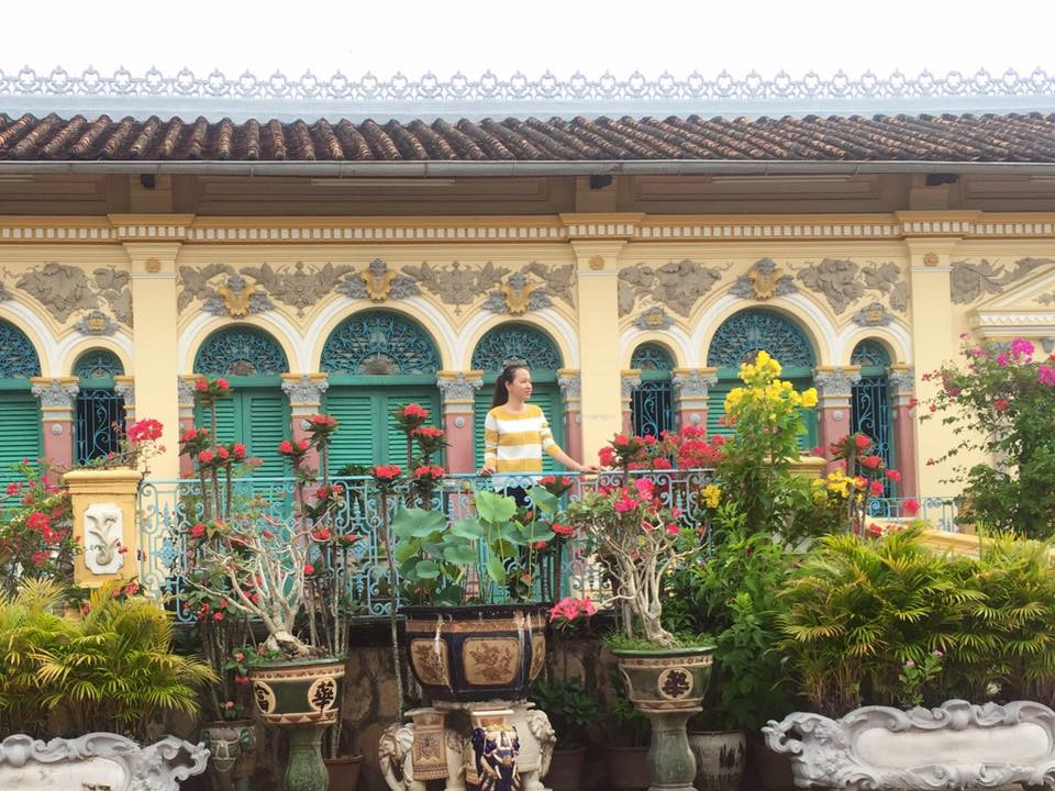 Trước sân nhà hiện vẫn giữ được hòn non bộ, hoa lan và nhiều loại hoa cây cảnh khác bốn mùa nở hoa. Bên phải phía trước ngôi nhà còn có cây xương rồng Mexico Kim lăng trụ cao tới 10m, 40 năm tuổi.