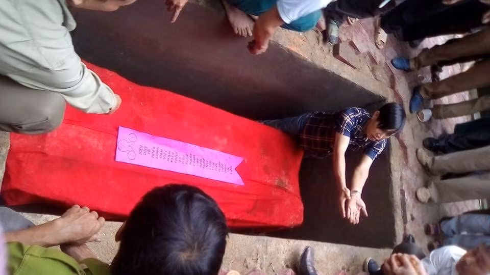 Ngôi mộ bí ẩn khiến mọi người bất ngờ.