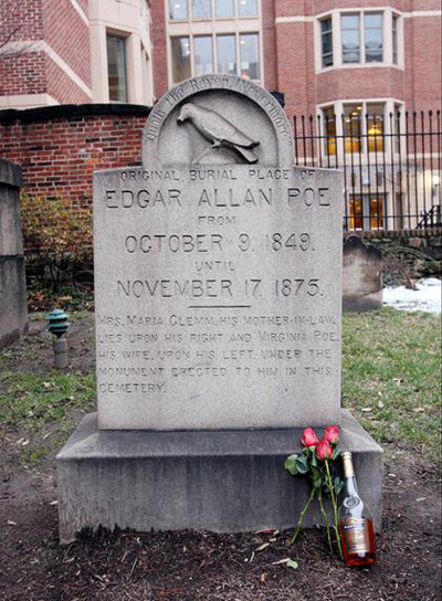 Người đàn ông bí ẩn viếng mộ Edgar Allan Poe: Hình ảnh người đàn ông che mặt bằng khăn choàng và cầm theo một cây gậy đến viếng mộ Edgar Allan Poe khiến nhiều người quen thuộc. Người này xuất hiện vào sáng sớm mỗi ngày giỗ, mời rượu và một chai Brandy trước bia mộ. Việc này lặp lại suốt 50 năm, cho đến năm 2010 thì người đàn ông này không đến nữa, đúng vào sinh nhật lần thứ 200 của Edgar Allan Poe.