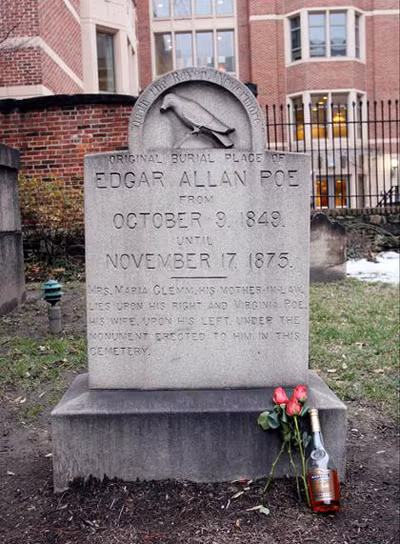 Người đàn ông bí ẩn viếng mộ Edgar Allan Poe: Hình ảnh người đàn ông che mặt bằng khăn choàng và cầm theo một cây gậy đến viếng mộ Edgar Allan Poe khiến nhiều người quen thuộc. Người này xuất hiện vào sáng sớm mỗi ngày giỗ, mời rượu và một chai Brandy trước bia mộ. Việc này lặp lại suốt 50 năm, cho đến năm 2010 thì người đàn ông này không đến nữa, đúng vào sinh nhật lần thứ 200 của Edgar Allan Poe.