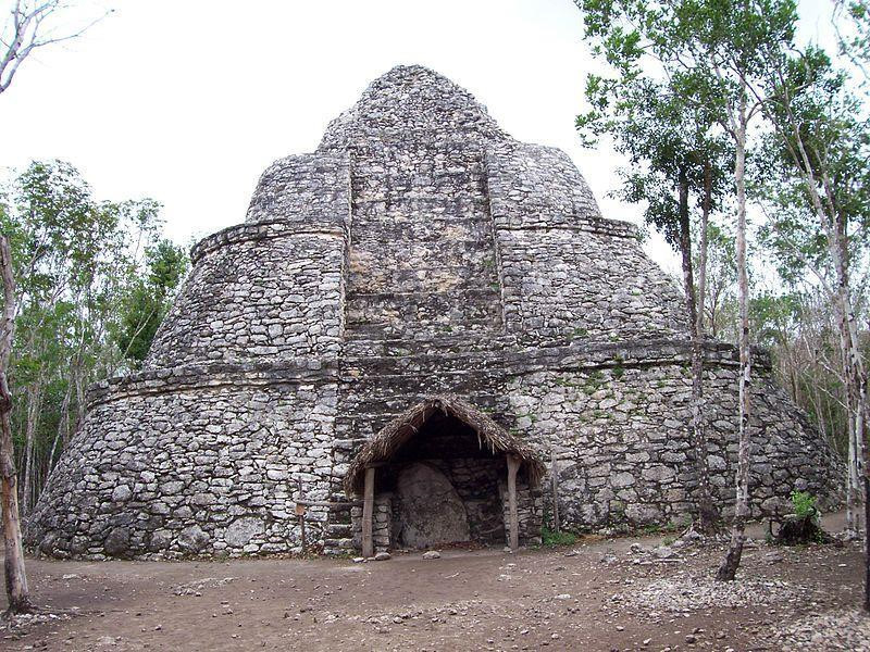 Đền Coba, Coba, Mexico: Đây là nơi khó chinh phục nhất trong số các kim tự tháp Maya với độ dốc cao, khoảng trống lớn, đá trơn và chiều cao lên tới 42 m. Tuy nhiên, khi lên tới đỉnh kim tự tháp, du khách có thể được thưởng thức không gian ngoạn mục của toàn bộ tàn tích Coba, khu vực rừng rậm và hồ xung quanh. Theo truyền thuyết, đỉnh của kim tự tháp này chính là nơi thực hiện nghi lễ hiến tế động vật. Ảnh: Earthnworld.