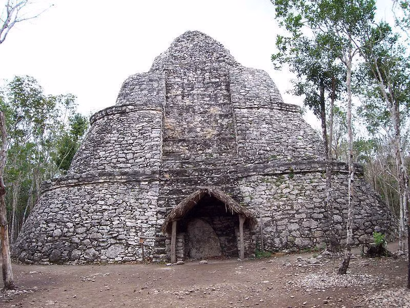 Đền Coba, Coba, Mexico: Đây là nơi khó chinh phục nhất trong số các kim tự tháp Maya với độ dốc cao, khoảng trống lớn, đá trơn và chiều cao lên tới 42 m. Tuy nhiên, khi lên tới đỉnh kim tự tháp, du khách có thể được thưởng thức không gian ngoạn mục của toàn bộ tàn tích Coba, khu vực rừng rậm và hồ xung quanh. Theo truyền thuyết, đỉnh của kim tự tháp này chính là nơi thực hiện nghi lễ hiến tế động vật. Ảnh: Earthnworld.
