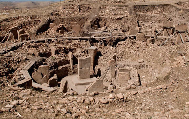 9. Gobekli. Ngôi đền cổ thuộc phía Đông Bắc thị trấn Sanlıurfa và phía Đông Nam Thổ Nhĩ Kỳ. Địa điểm này hiện đang được các nhà khảo cổ học Đức - Thổ Nhĩ Kỳ khai quật và được cho là đã được những người săn bắn-hái lượm dựng lên vào năm 9000 TCN.