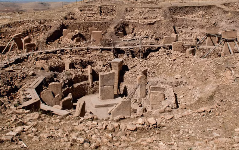 9. Gobekli. Ngôi đền cổ thuộc phía Đông Bắc thị trấn Sanlıurfa và phía Đông Nam Thổ Nhĩ Kỳ. Địa điểm này hiện đang được các nhà khảo cổ học Đức - Thổ Nhĩ Kỳ khai quật và được cho là đã được những người săn bắn-hái lượm dựng lên vào năm 9000 TCN.