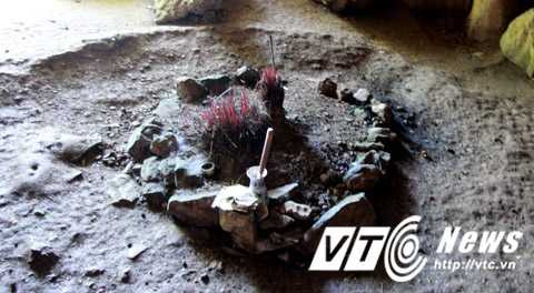 Một ngôi mộ cổ quây bằng đá.