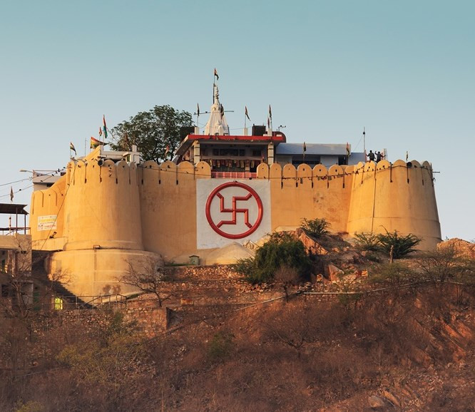 8. Hình chữ Vạn trước Đức quốc xã đã từng là biểu tượng tốt lành: Hình chữ Vạn có lịch sử hơn 3.000 năm, và đây đã từng là tượng trưng cho lòng tốt và hòa bình trước Đức Quốc xã ở Đức. Nhiều nền văn hóa cổ xưa trên khắp thế giới, bao gồm các Kitô hữu thời kỳ đầu, người Do thái, Ấn Độ giáo, Phật giáo, và ngay cả người Mỹ bản địa, vẫn sử dụng nhiều cách hiểu khác nhau về nó.