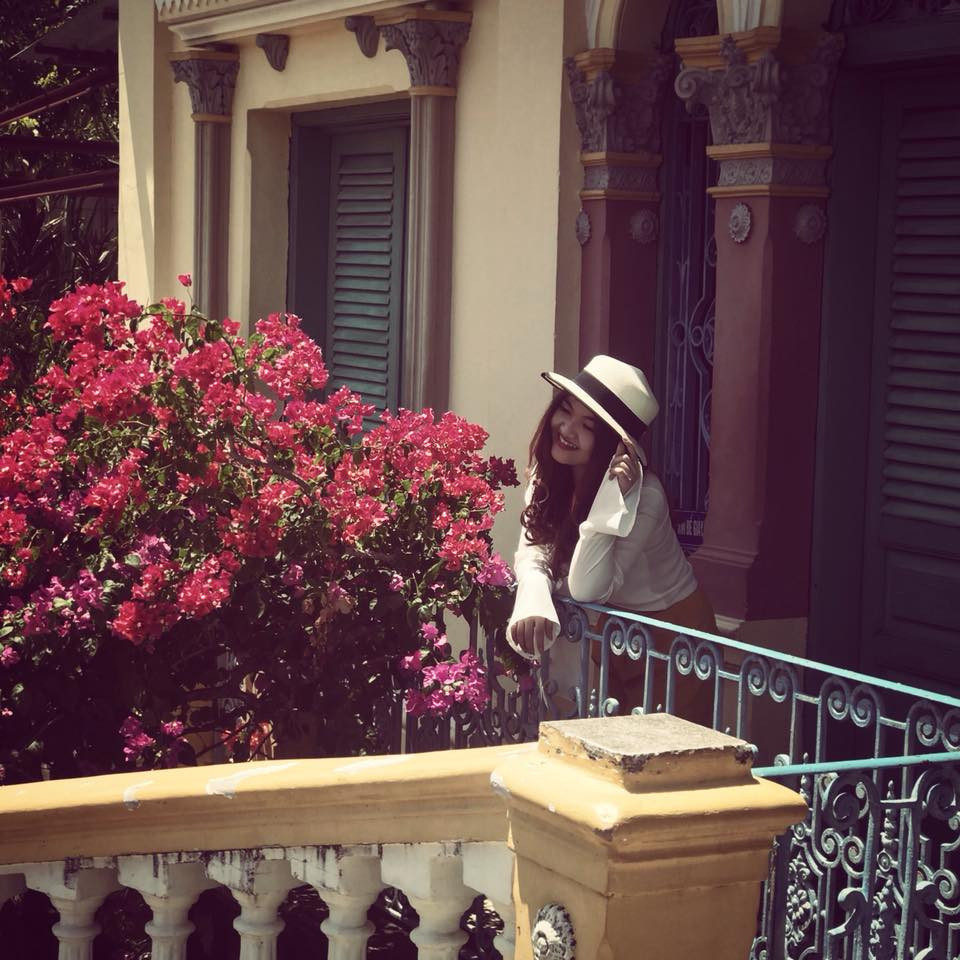 Nhiều bạn trẻ lưu lại kỷ niệm khi đến thăm nhà cổ Bình Thủy.