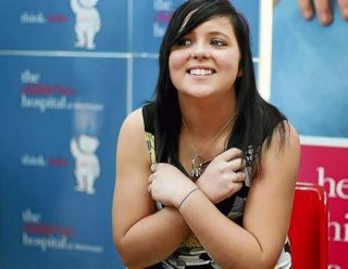 Cô bé tự đổi nhóm máu của mình: Cô bé 9 tuổi Demi-Lee Brennan (người Úc) đã có thể tự thay đổi nhóm máu của mình sau một ca phẫu thuật ghép gan từ một người đàn ông. Cụ thể, nhóm máu Rh- của cô bé đã đổi sang Rh+ chỉ trong vài tháng. Giải thích cho vấn đề này, các nhà khoa học cho rằng, gan của người hiến đã sản sinh ra các tế bào máu thay thế tế bào máu vốn có của cô gái, khi cô có hệ miễn dịch bị yếu do virus.