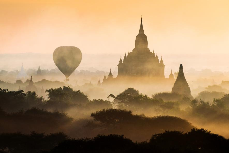 Bagan: Bờ bên trái của sông Irrawaddy là hàng trăm đền thờ nằm rải rác. Nơi đây là Bagan - từng là thủ đô của Myanmar và trung tâm đào tạo phật giáo. Bảo tháp hay những mái vòm hình chuông là đặc trưng kiến trúc của khu vực này. Đỉnh của bảo tháp đại diện cho ngọn núi thiêng liêng và được thiết kế để cất giữ di tích của các vị thánh.