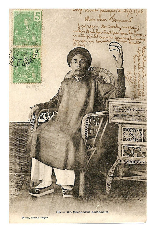 Để móng dài - xu hướng làm đẹp đặc biệt này có thể được bắt nguồn vào đầu thế kỉ XX, được minh chứng bằng một vài tấm tấm bưu thiếp trong bộ sưu tập ảnh dưới đây. Theo quan niệm hiện hành vào thời điểm đó, chỉ có những người thuộc tầng lớp lao động mới cắt móng tay. Bởi vì móng tay có hình dạng nhô dài ra, thậm chí đôi khi là xoắn lại sẽ gây ra sự bất tiện trong các hoạt động nông nghiệp, thuỷ sản và khai thác mỏ.