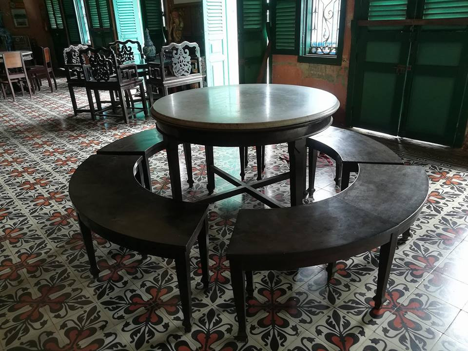 Tham quan ngôi nhà tìm thấy một "kho đồ cổ" được gìn giữ từ bao đời như hai bộ bàn ghế xuất xứ từ Vân Nam (Trung Quốc), mặt bàn bằng đá cẩm thạch, vân xanh, đường kính 1,5m, dầy hơn 6cm; bộ xa lông kiểu Pháp mặt bàn bằng đá cẩm thạch sắc xanh; chùm đèn bạch đăng thế kỷ 18; cặp đèn treo thế kỷ 19, tách chén nậm trà - rượu đời Minh - Thanh (một bộ trà Tùng Đình, một bộ Ngũ Liễu, chén Tuyên Đức có niên đại cách đây 572 năm, 2 cái lục cao 0.2 tấc đời Thành Hóa 1465).