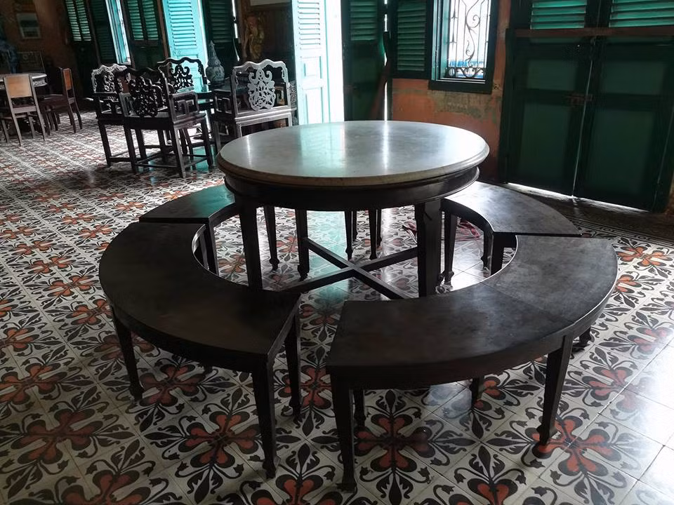 Tham quan ngôi nhà tìm thấy một "kho đồ cổ" được gìn giữ từ bao đời như hai bộ bàn ghế xuất xứ từ Vân Nam (Trung Quốc), mặt bàn bằng đá cẩm thạch, vân xanh, đường kính 1,5m, dầy hơn 6cm; bộ xa lông kiểu Pháp mặt bàn bằng đá cẩm thạch sắc xanh; chùm đèn bạch đăng thế kỷ 18; cặp đèn treo thế kỷ 19, tách chén nậm trà - rượu đời Minh - Thanh (một bộ trà Tùng Đình, một bộ Ngũ Liễu, chén Tuyên Đức có niên đại cách đây 572 năm, 2 cái lục cao 0.2 tấc đời Thành Hóa 1465).