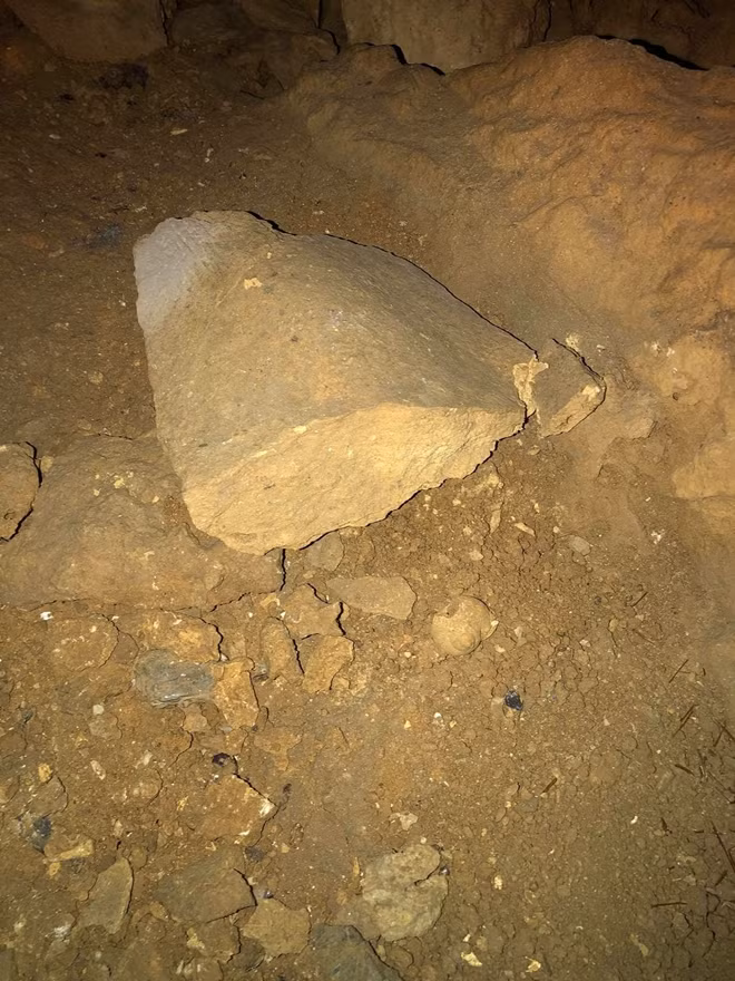 Tảng đá có hình mũi tên tìm thấy trong hang, nơi được cho là có kho báu.