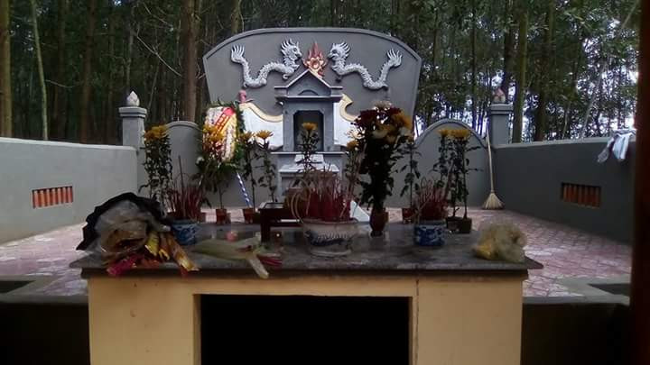 Quan tài được di chuyển về khu mộ dòng họ.