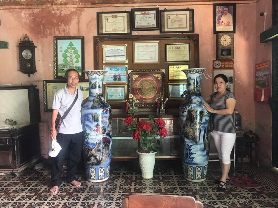 Được biết ngôi nhà xây cách mặt đất đến 1m, được đổ một lớp muối hột trước khi lót nền bằng gạch. Ngoài ra, công trình cũng được lợp tới 3 lớp ngói, trong đó lớp ngói cuối cùng được lót vôi bột trắng cũng với tác dụng cách nhiệt, tạo sự thông thoáng, mát mẻ cho cả không gian khiến ai bước vào căn nhà cổ Bình Thủy luôn cảm thấy mát mẻ dẫu trong nhà không hề có sự xuất hiện của quạt máy hay điều hòa nhiệt độ.