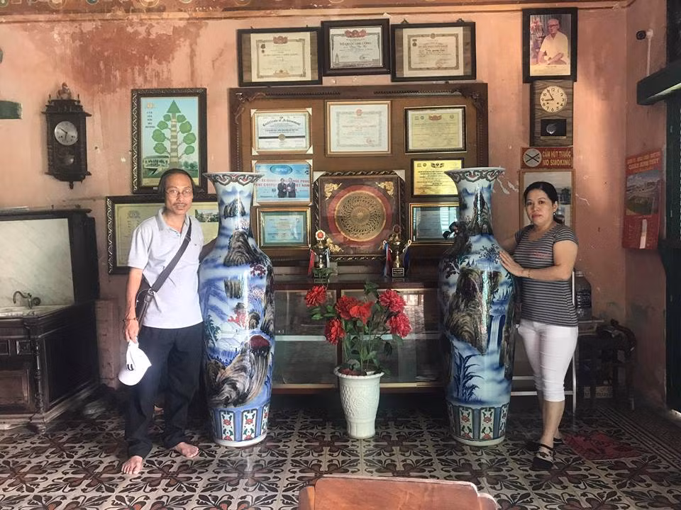 Được biết ngôi nhà xây cách mặt đất đến 1m, được đổ một lớp muối hột trước khi lót nền bằng gạch. Ngoài ra, công trình cũng được lợp tới 3 lớp ngói, trong đó lớp ngói cuối cùng được lót vôi bột trắng cũng với tác dụng cách nhiệt, tạo sự thông thoáng, mát mẻ cho cả không gian khiến ai bước vào căn nhà cổ Bình Thủy luôn cảm thấy mát mẻ dẫu trong nhà không hề có sự xuất hiện của quạt máy hay điều hòa nhiệt độ.